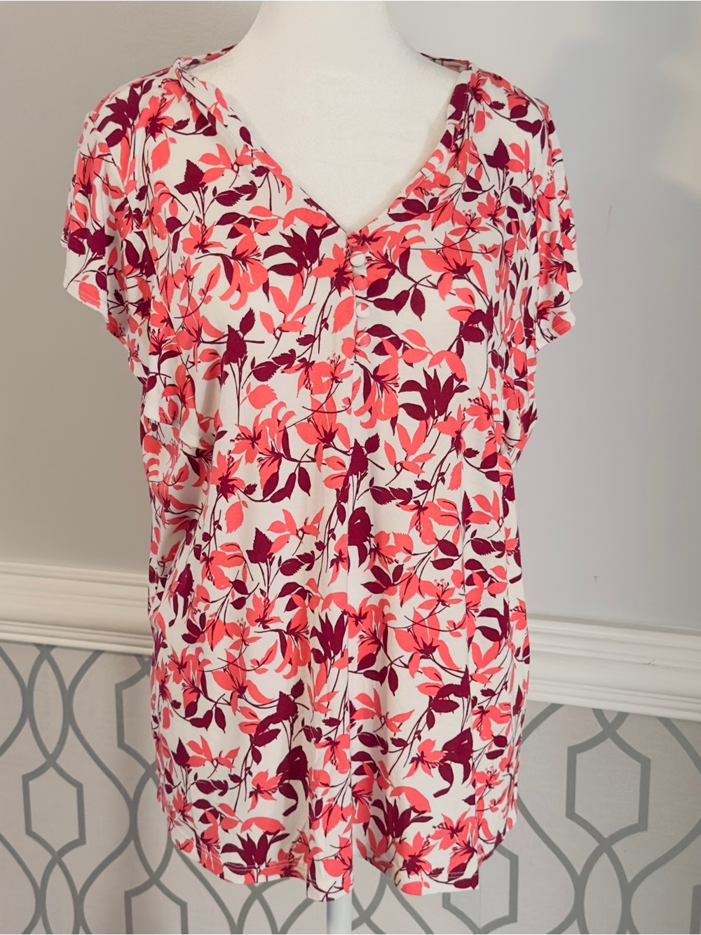 Liz Claiborne Womans Blouse Top t-shirt SZ XL Cap Sleeve Pullon Cream Coral Burg